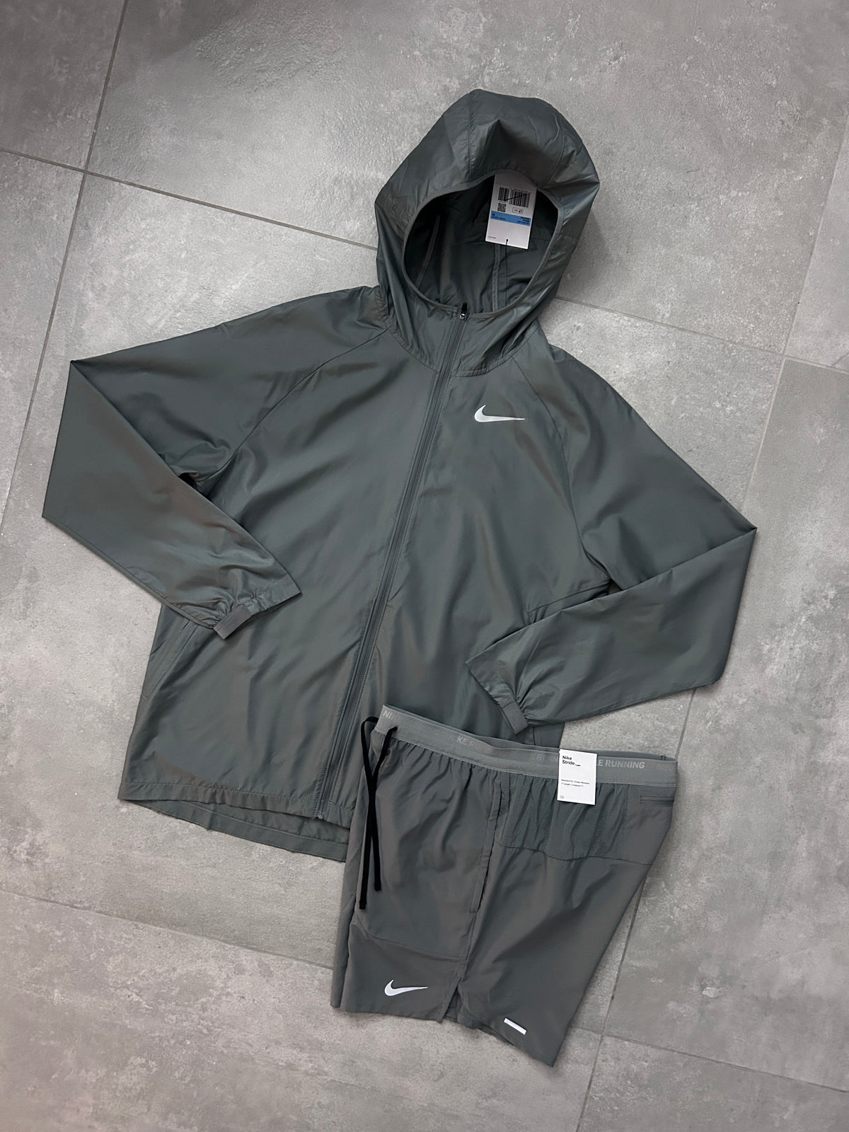 NIKE ESSENTIAL JACKET + FLEX STEIFE SHORTS 7INCH