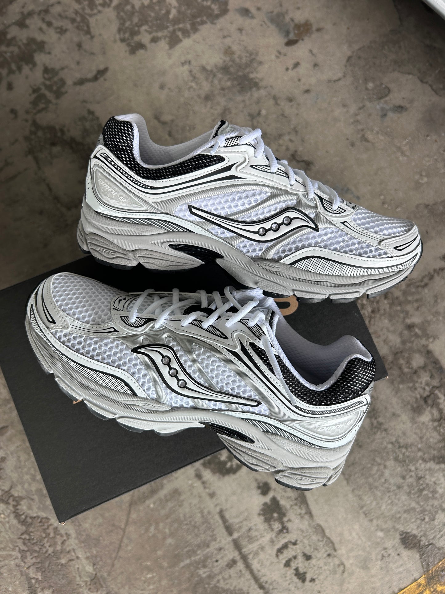 Saucony ProGrid Omni 9 – Silver White- Black