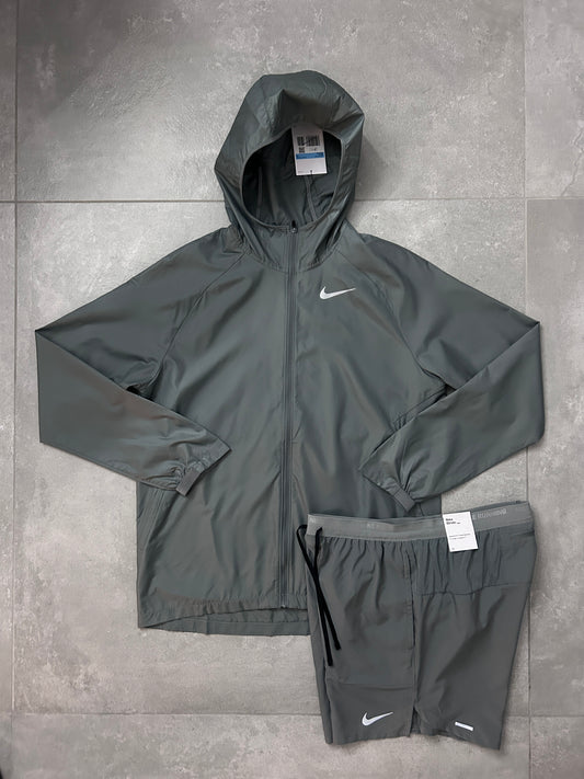 NIKE ESSENTIAL JACKET + FLEX STEIFE SHORTS 7INCH