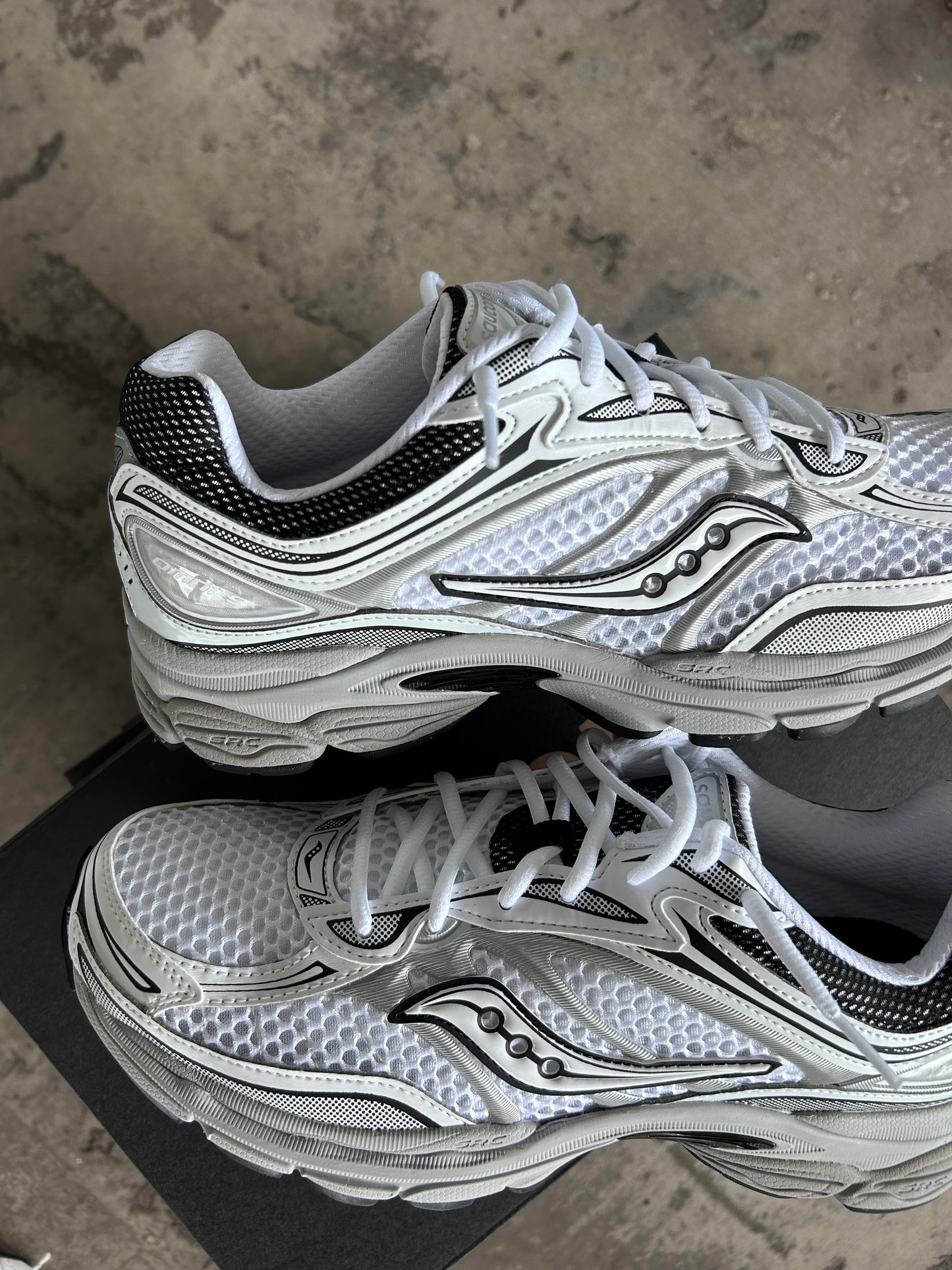 Saucony ProGrid Omni 9 – Silver White- Black