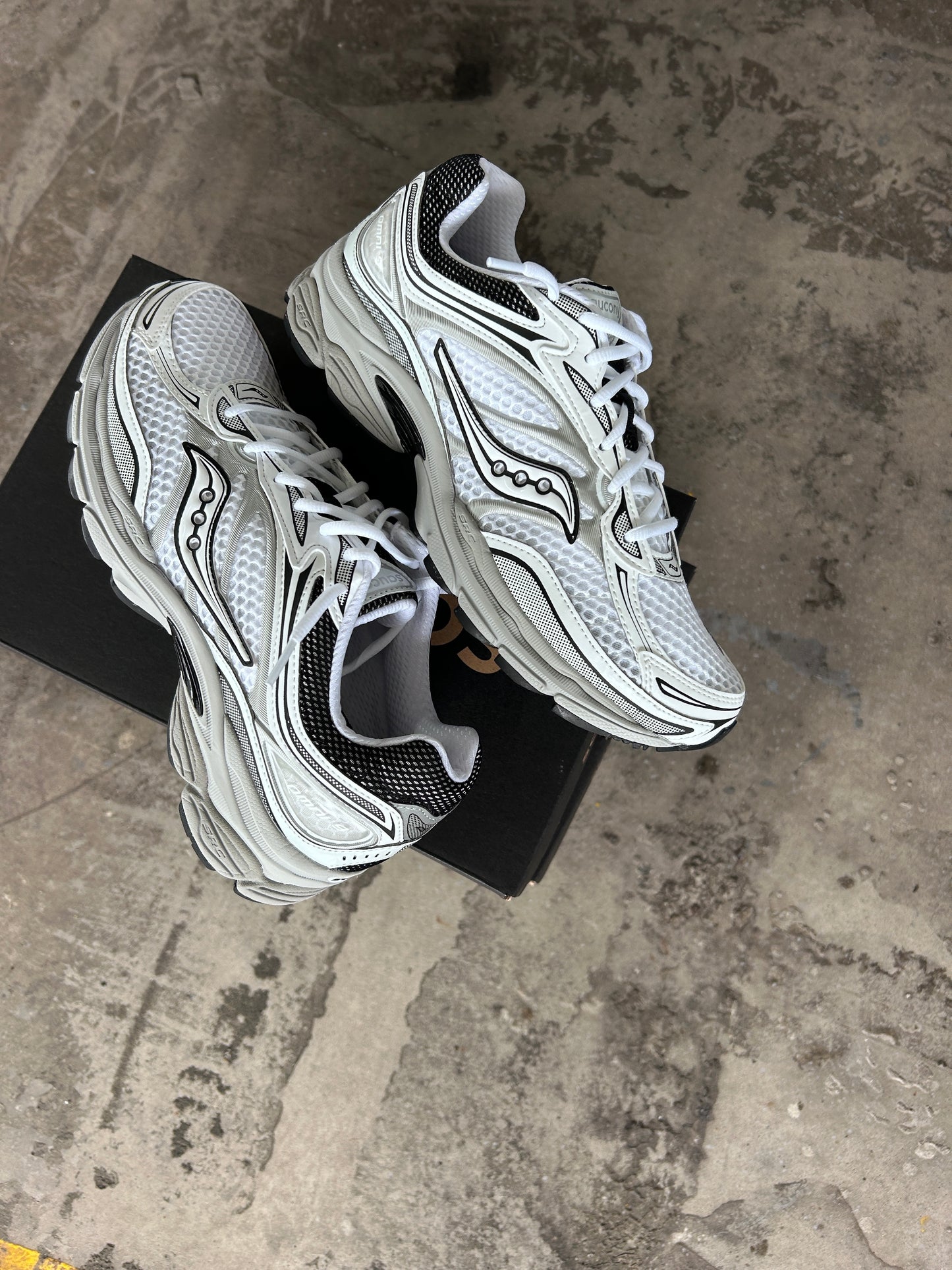 Saucony ProGrid Omni 9 – Silver White- Black